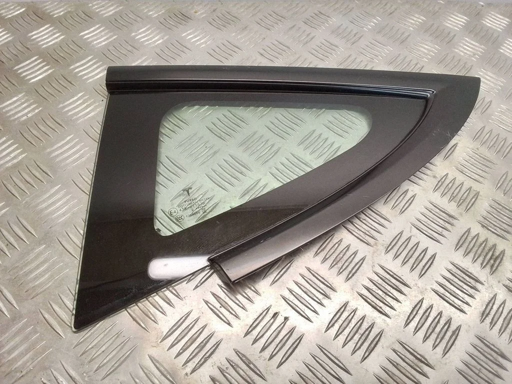 Väike „A" tagaukse klaas – Tesla Model 3 (2017-)