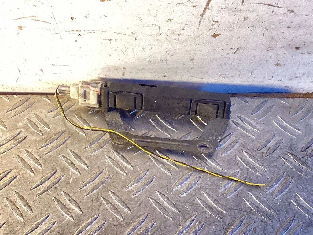 Sensor – Lexus GS 250 350 300H 450H (2013-)