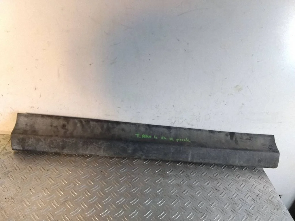 Esiukse liist (mold) – Toyota RAV 4 (XA40) (2012-2018)