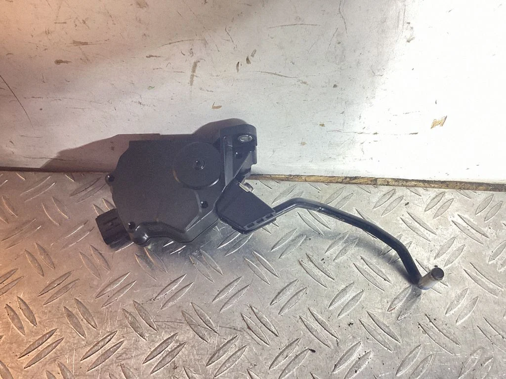 Accelerator throttle pedal bracket – Lexus RX 450H (2016-)