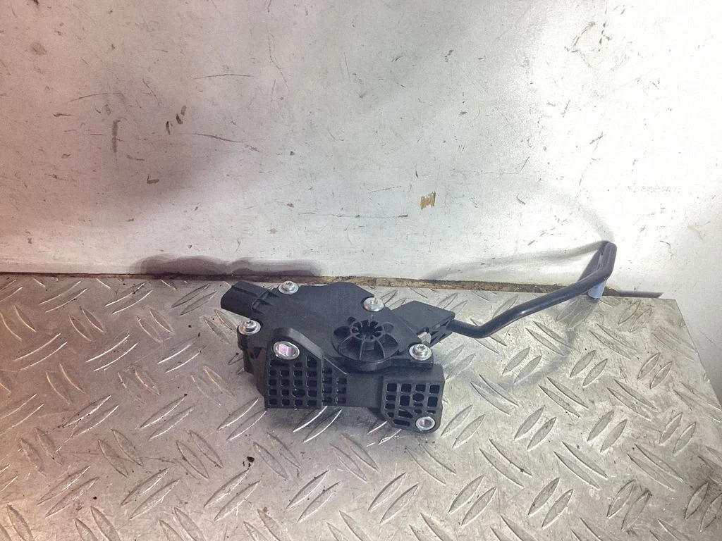 Accelerator throttle pedal bracket – Lexus RX 450H (2016-)