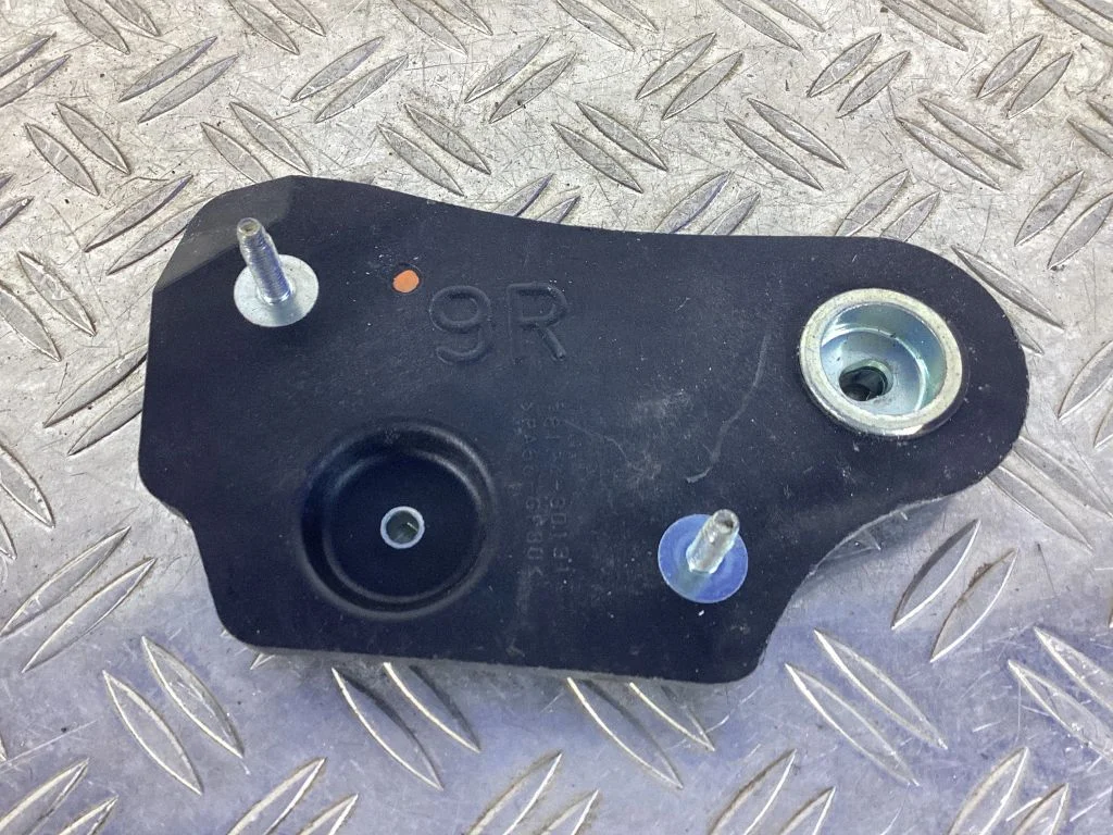 Accelerator throttle pedal bracket – Lexus RC (2014-)
