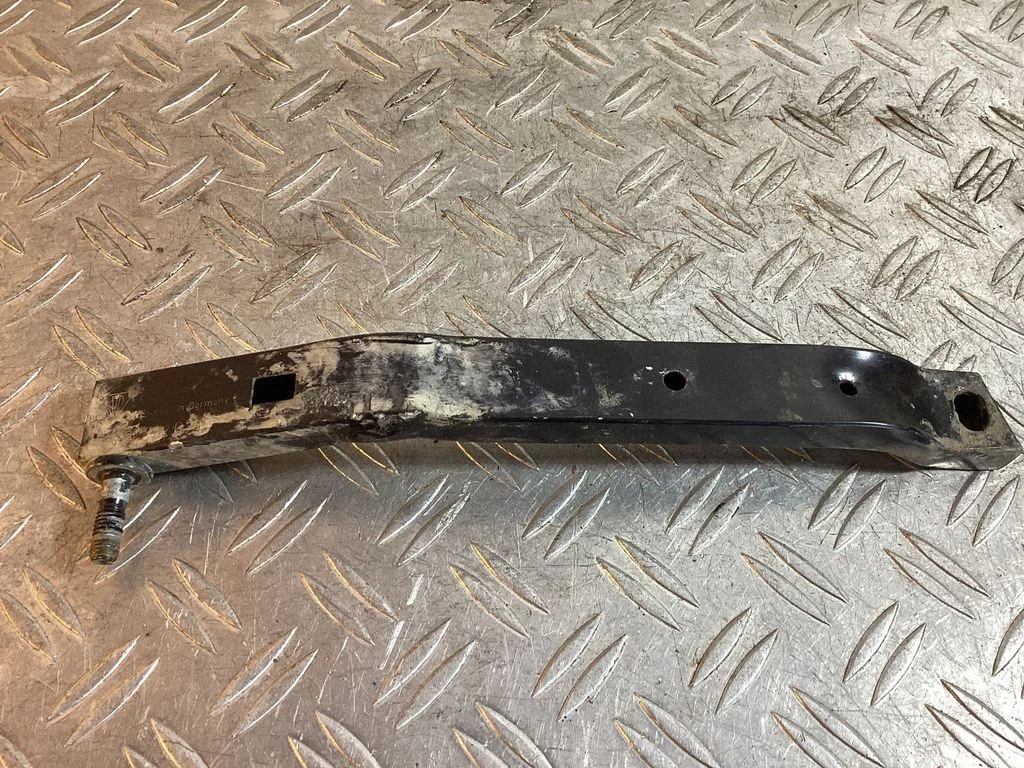 Radiator support slam panel bracket – Porsche Macan (95B) (2019-)