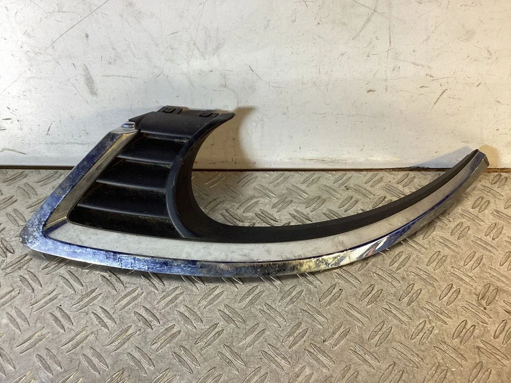 Under headlight/headlamp trim – Saab 9-5 (1998-2005)