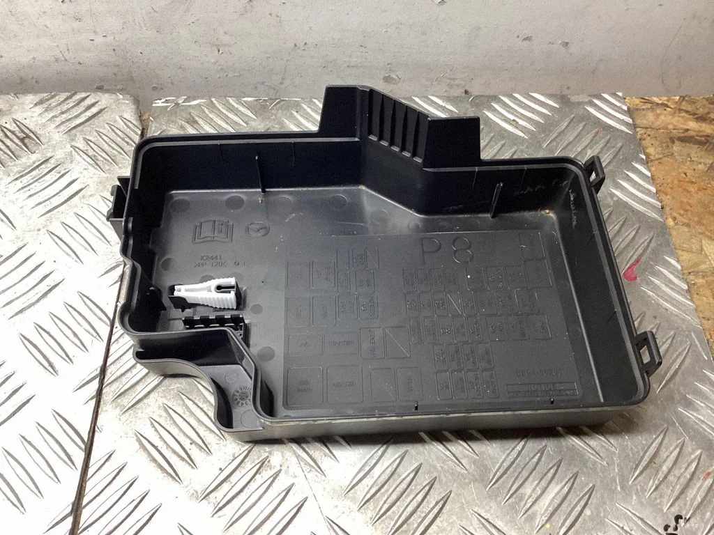 Fuse box cover – Mazda 3 II (2009-2013)