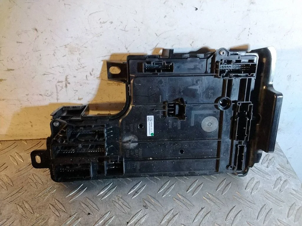 Comfort/convenience module – Tesla Model Y (2020-)