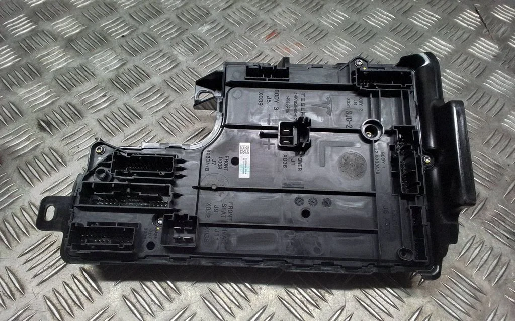 Comfort/convenience module – Tesla Model Y (2020-)