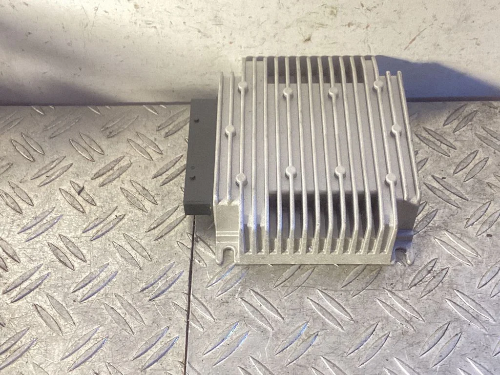 Sound amplifier – Tesla Model S (2012-)