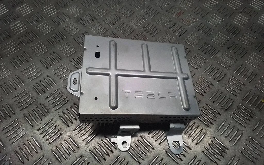 Sound amplifier – Tesla Model Y (2020-)