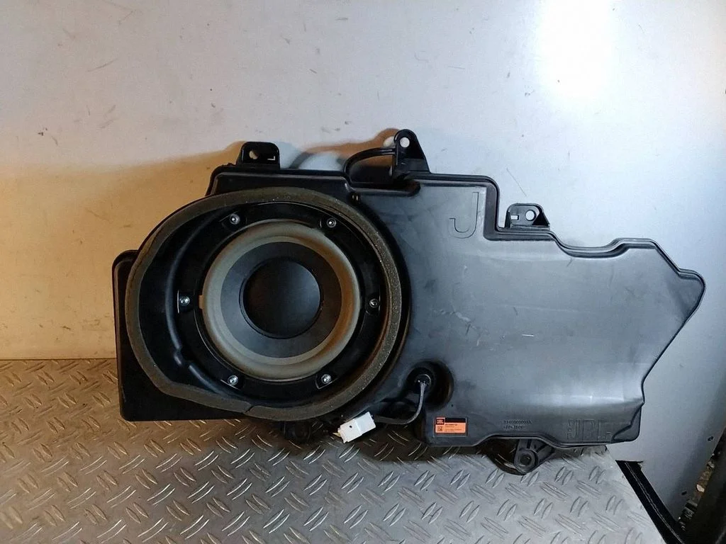 Subwoofer speaker – Toyota Land Cruiser (J150) (2009-)