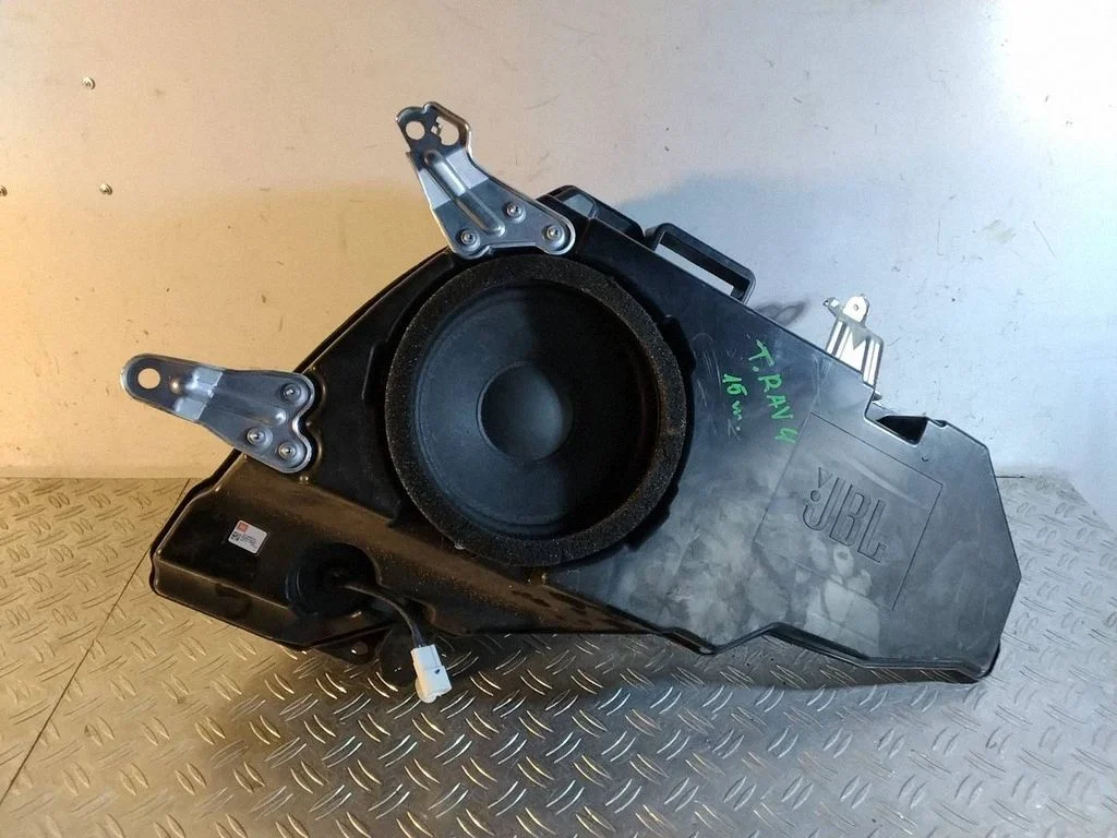 Subwoofer speaker – Toyota RAV 4 (XA40) (2012-2018)