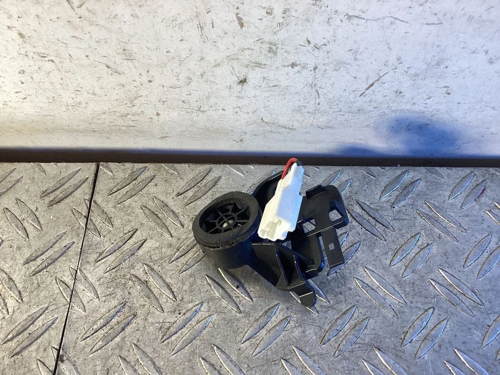 Front door speaker – Toyota Land Cruiser (J150) (2009-)
