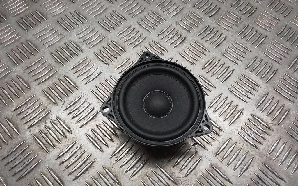 Panel speaker – Tesla Model Y (2020-)