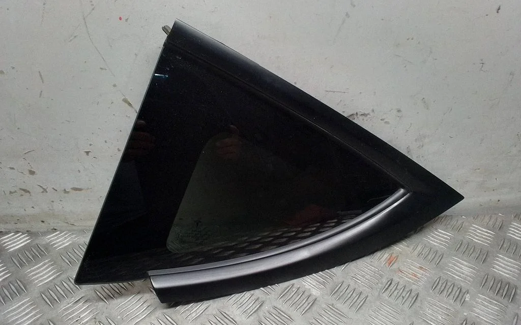 Rear side window – Tesla Model Y (2020-)