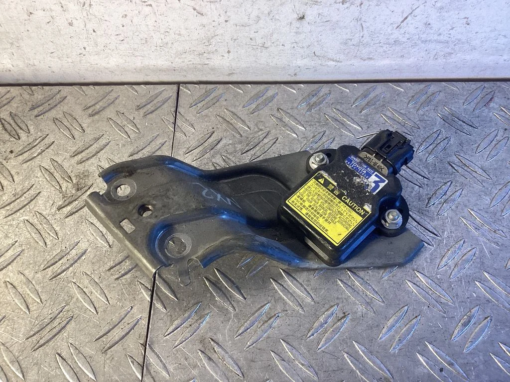 ESP (stabiilsussüsteemi) andur (pöördekiirusandur) – Toyota RAV 4 (XA40) (2012-2018)
