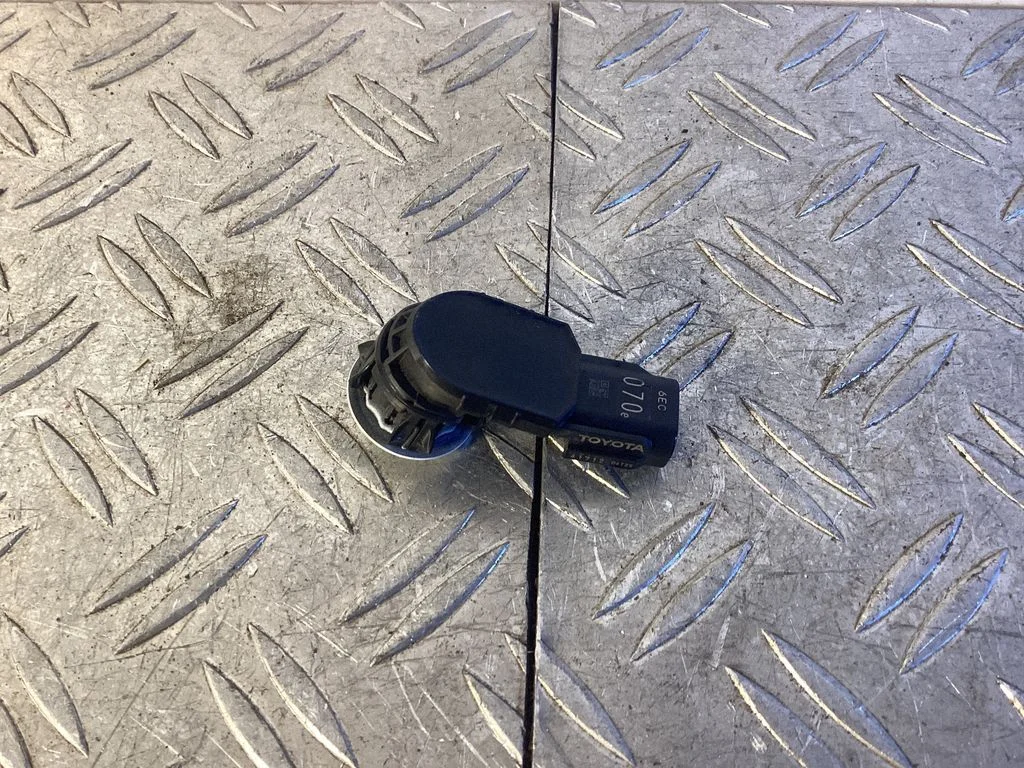 Parking PDC sensor – Toyota RAV 4 (XA40) (2012-2018)