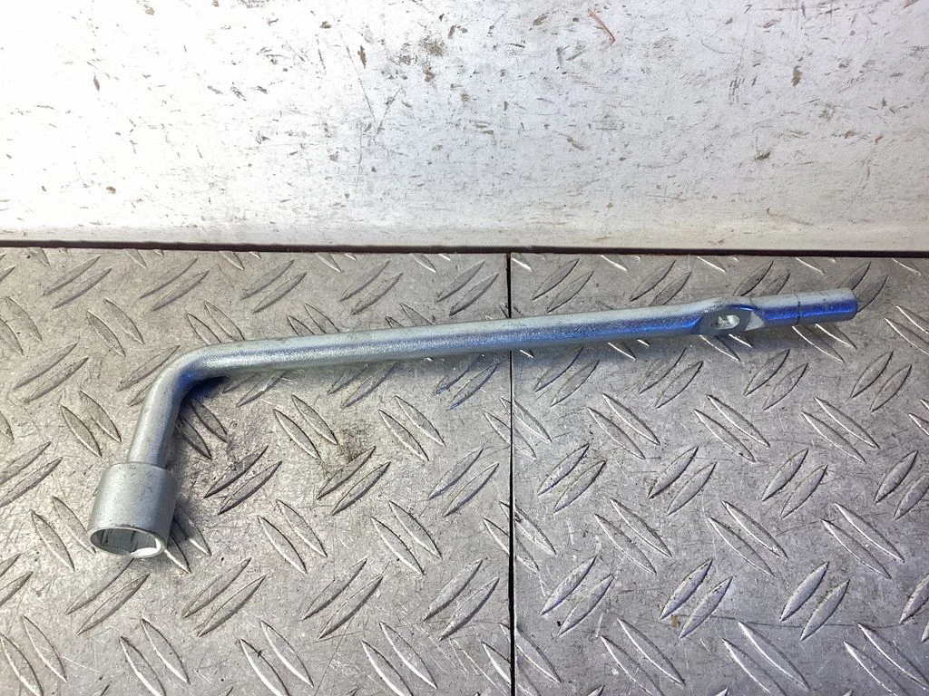 Wheel nut wrench – Toyota RAV 4 (XA40) (2012-2018)