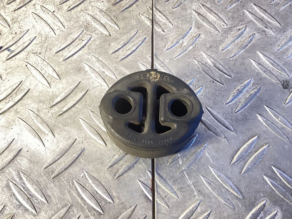 Summuti kinnitus/ hoidik – Toyota RAV 4 (XA40) (2012-2018)