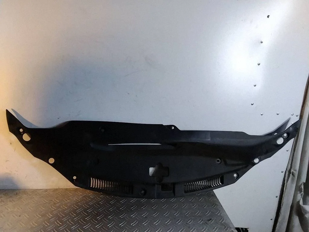 Radiaatori iluliist – Lexus IS III XE30 (2013-2020)