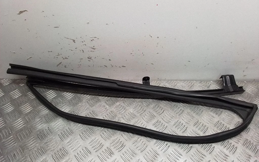 Rubber seal loading door window/glass – Lexus NX (2014-2021)