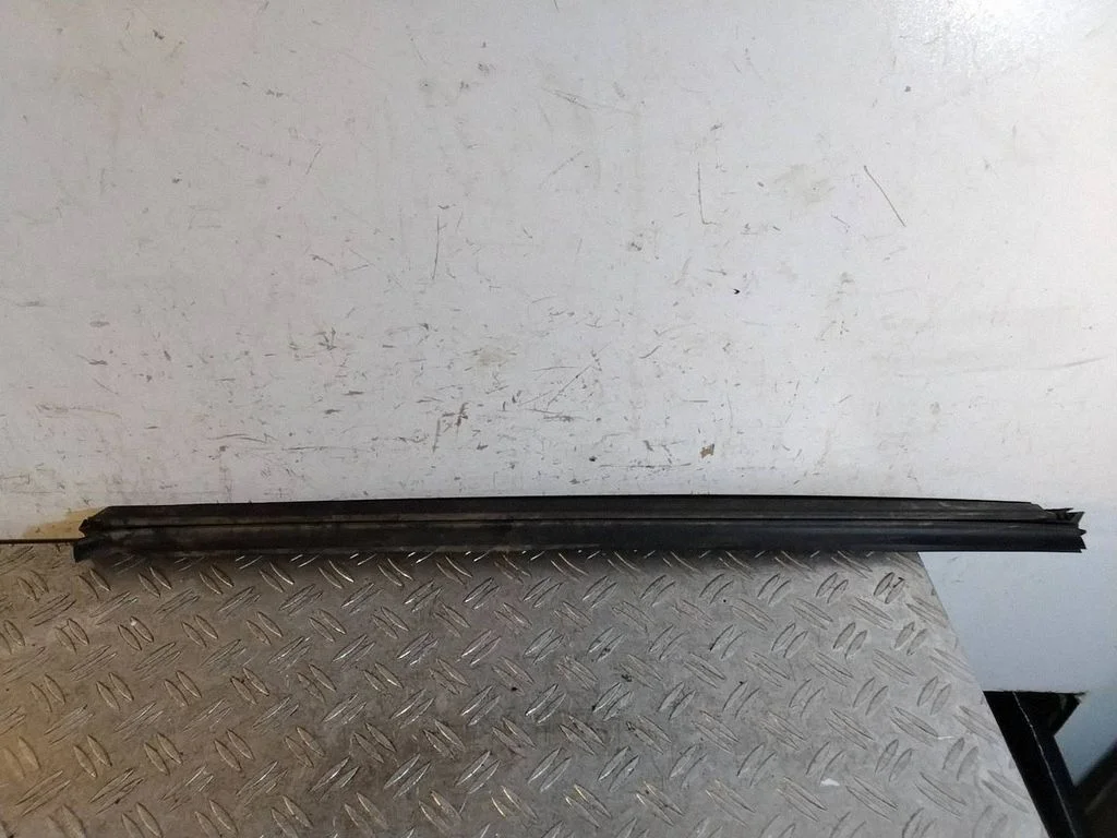 Esiukse tihend (ukse pool) – Mercedes-Benz ML-klass W166 (2012-2017)