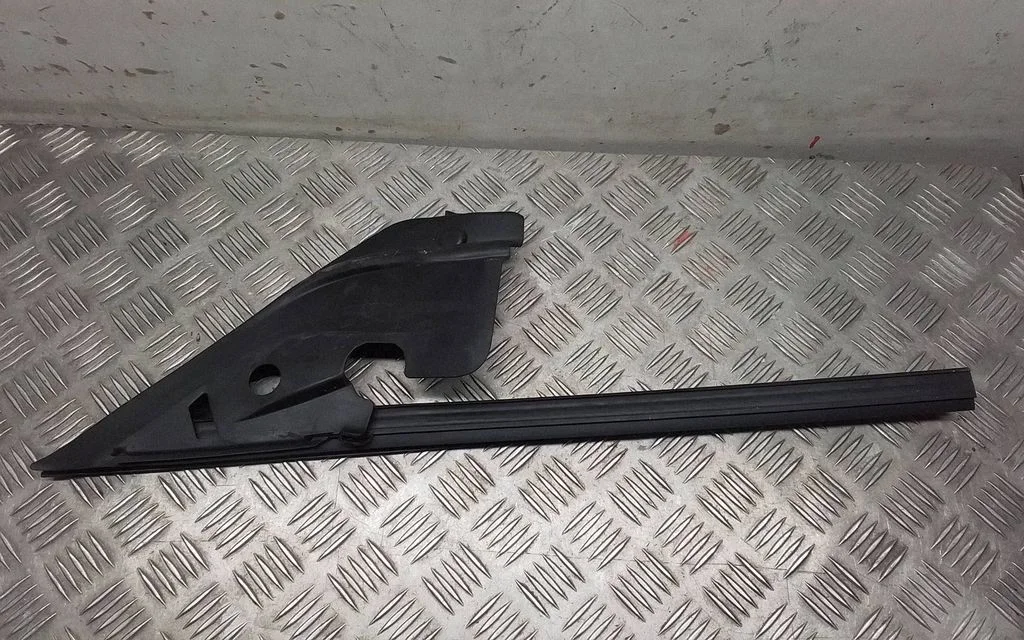 Rubber seal front door (on door) – Tesla Model Y (2020-)
