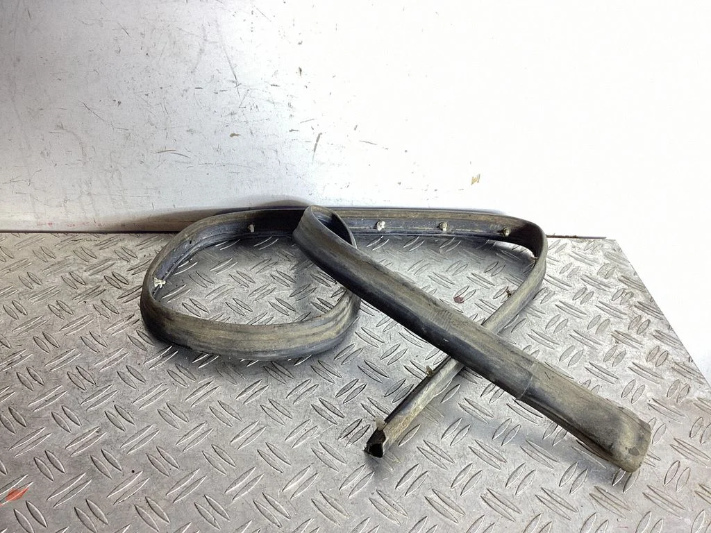 Rubber seal front door (on door) – Volkswagen Tiguan Allspace (2017-)