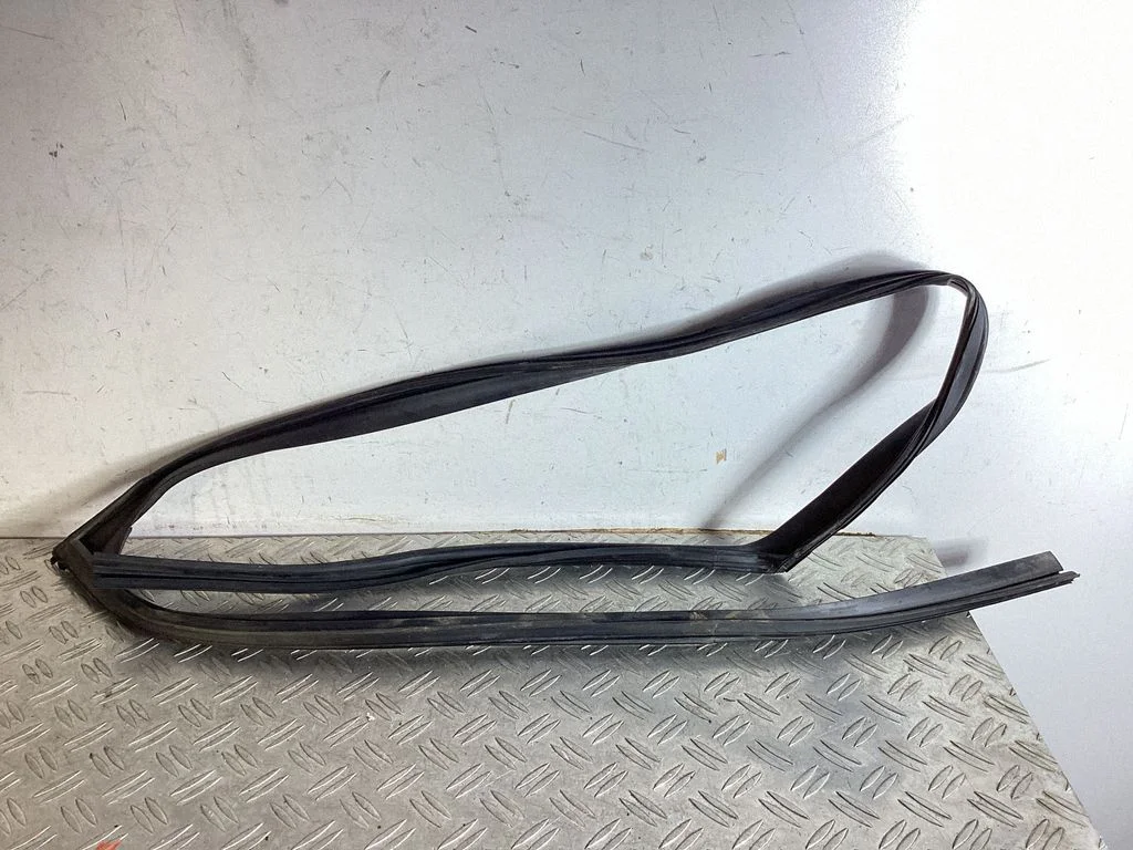 Uszczelka szyby drzwi przednich – Lexus GS 250 350 300H 450H (2013-)