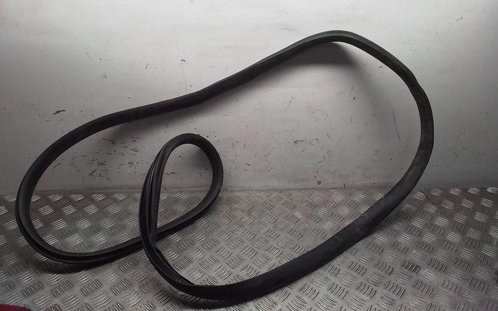 Rubber seal rear door – Tesla Model Y (2020-)