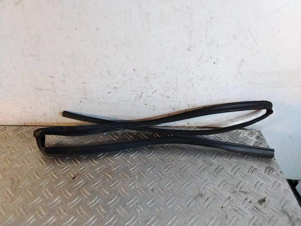 Rubber seal rear door – Lexus IS III XE30 (2013-2020)