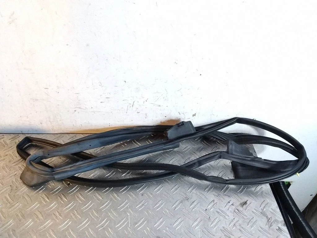 Rubber seal rear door – Lexus IS III XE30 (2013-2020)