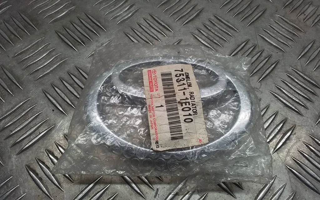 Manufacturers badge/model letters – Toyota RAV 4 (XA20) (2000-2005)