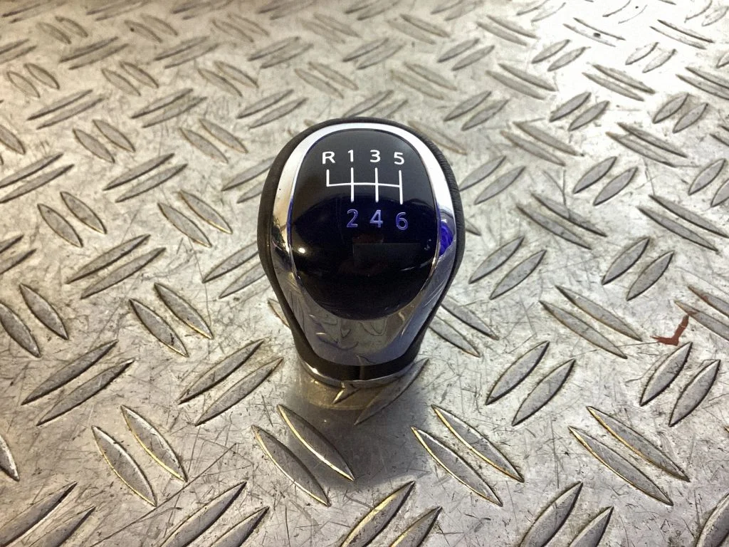 Käigukangi viimistlus (nahk, nupp)
