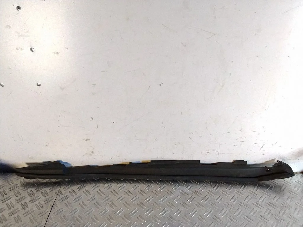 Poritiiva iluliist (molding) – Toyota Land Cruiser (J200) (2008-)