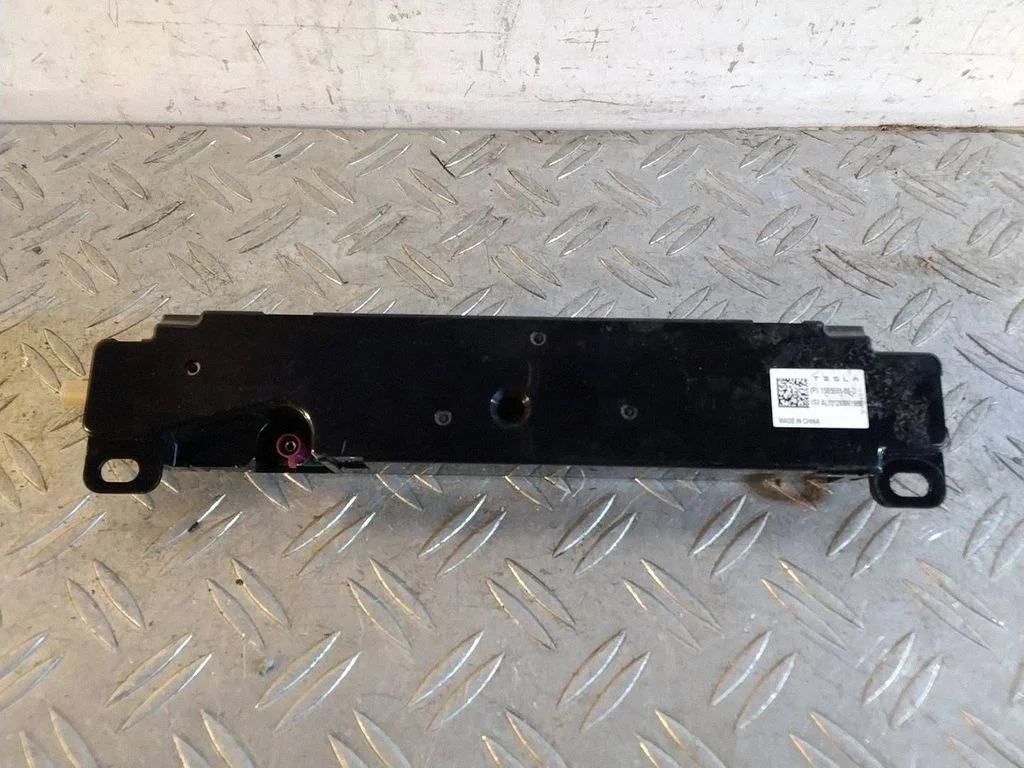 Antena (GPS) – Tesla Model Y (2020-)