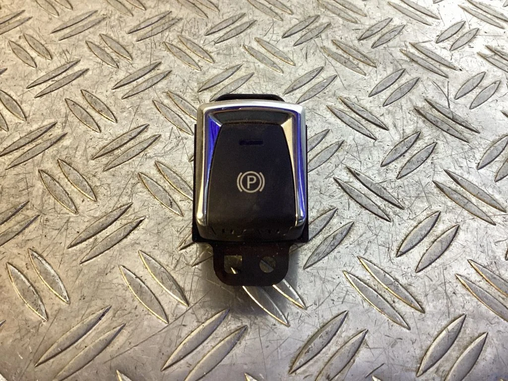 Hand parking brake switch – Nissan Qashqai (2014-2016)