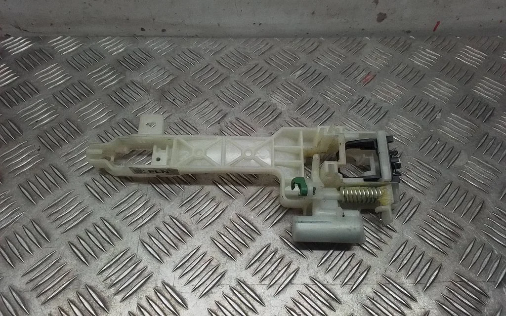 Front door exterior handle/bracket – left