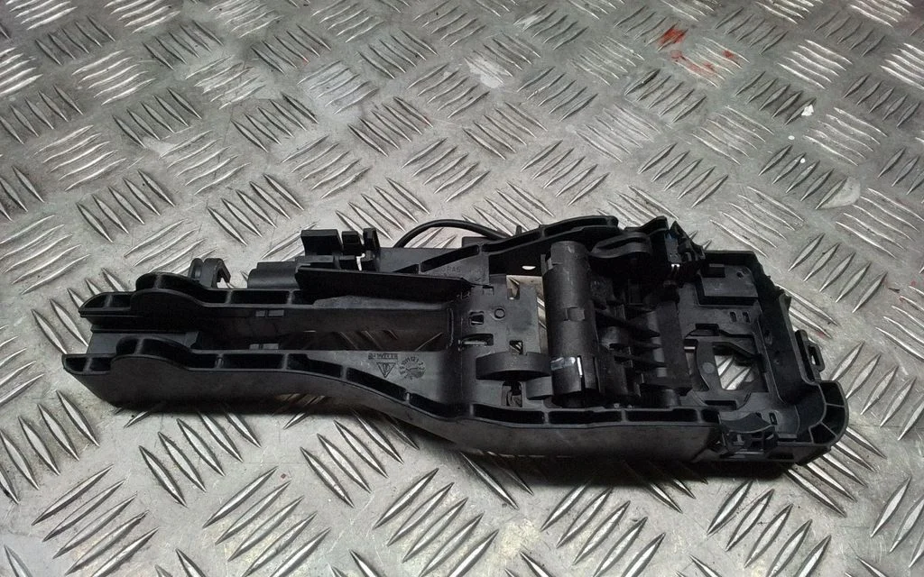 Front door exterior handle/bracket – Porsche Macan (95B) (2019-)