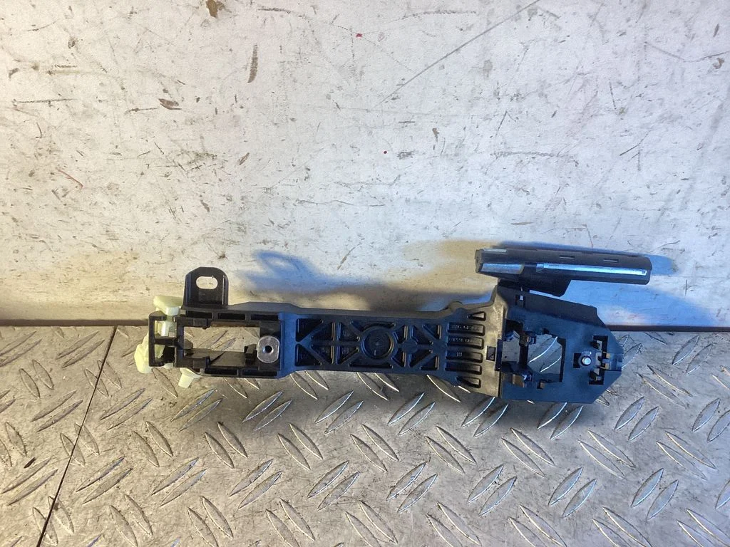 Rear door exterior handle/bracket – Toyota Land Cruiser (J150) (2009-)