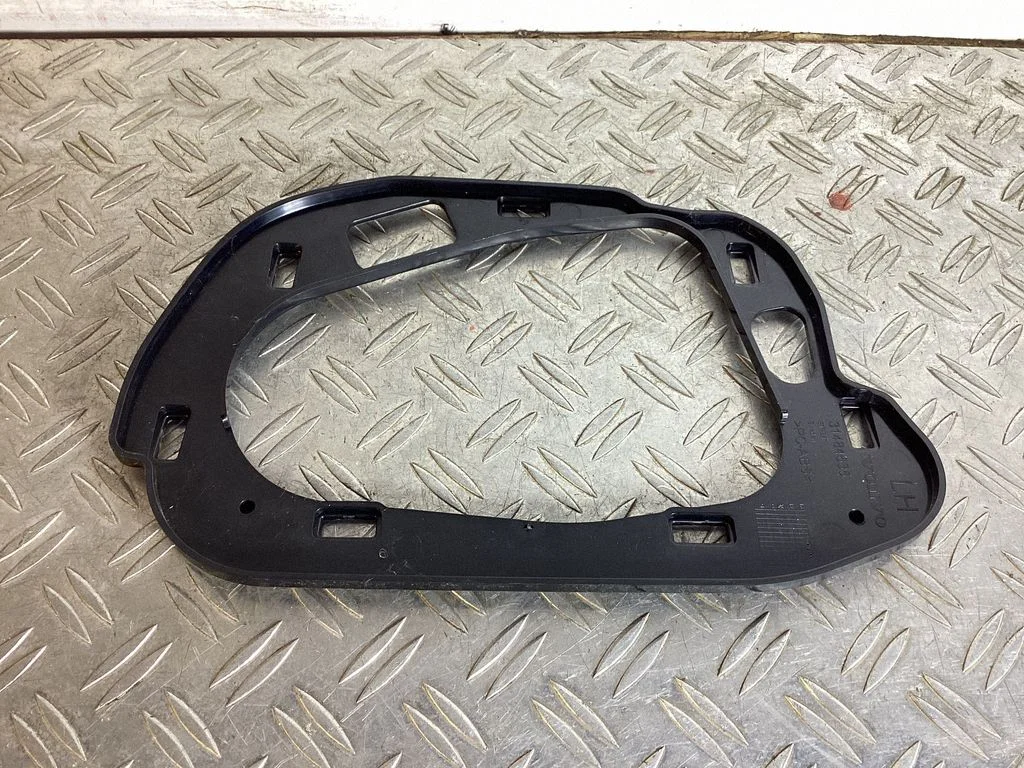 Subwoofer grill/trim – Volvo S90, V90 (2016-)