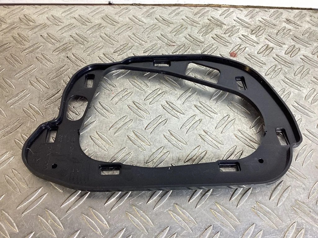 Subwoofer grill/trim – Volvo S90, V90 (2016-)