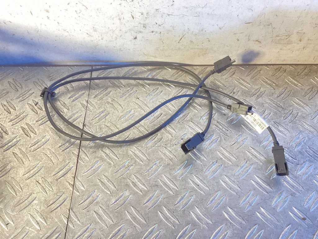 AUX in-socket connector – Tesla Model S (2012-)