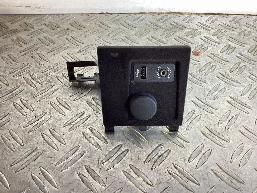 AUX in-socket connector – BMW 6 Series F06 Gran coupe (2012-2018)