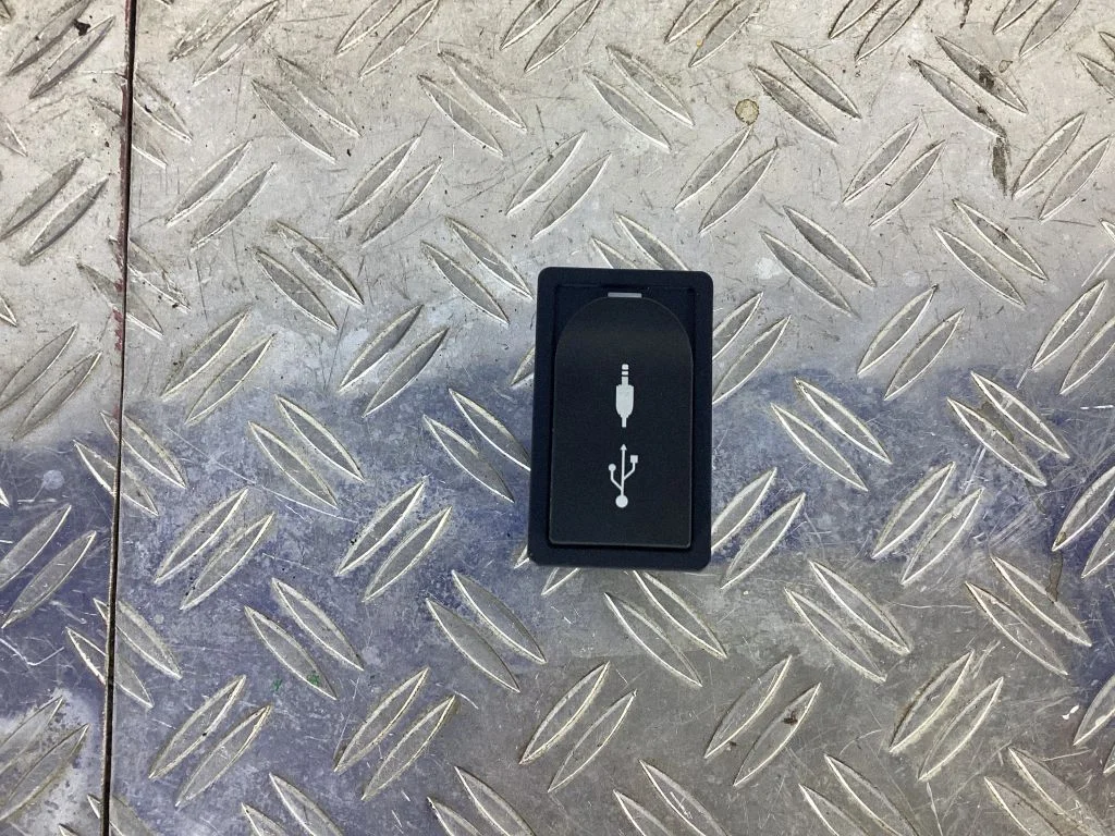 AUX in-socket connector – Lexus RC (2014-)
