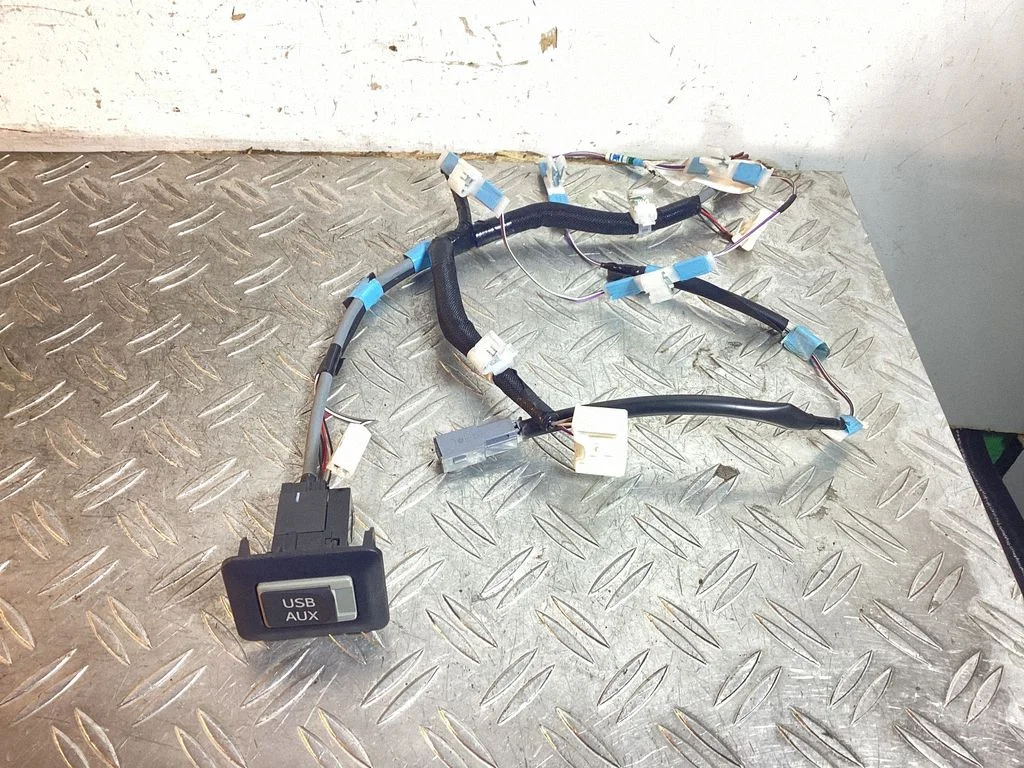 USB socket connector – Lexus RX III (2008-2015)