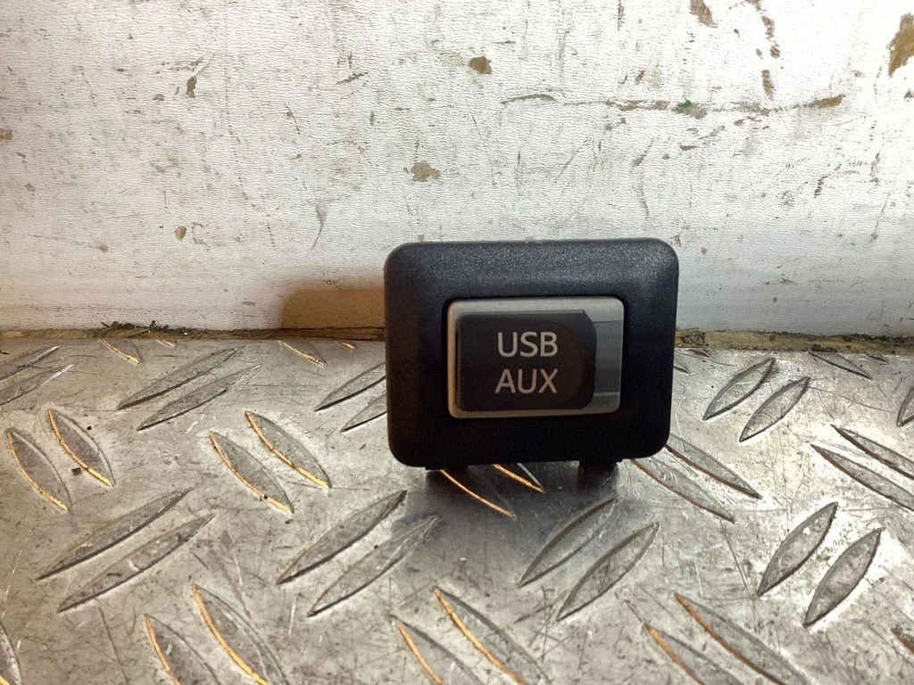 USB socket connector – Lexus RX 450H (2016-)
