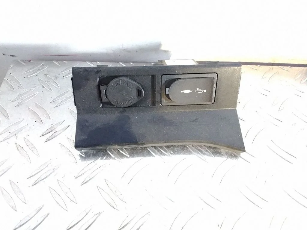 USB socket connector – Lexus RX 450H (2016-)