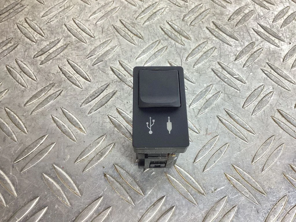 USB socket connector – Lexus GS 250 350 300H 450H (2013-)