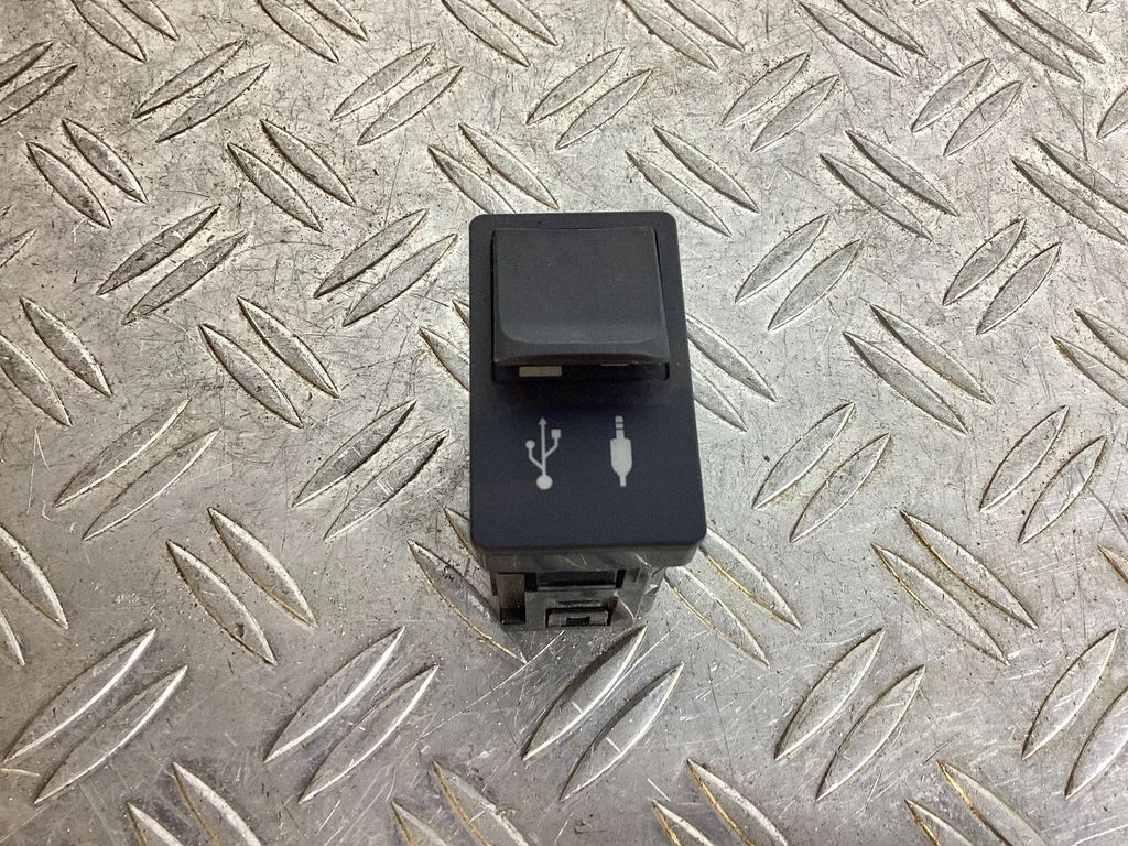 USB socket connector – Lexus GS 250 350 300H 450H (2013-)