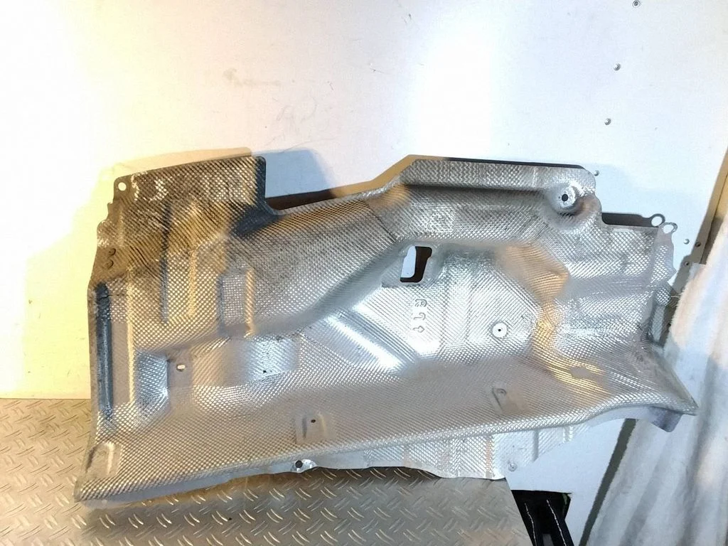 Heat shield in engine bay – Lexus RX 450H (2016-)